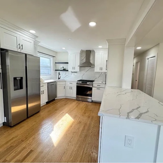 Casa residencial de dos  niveles con un garaje, primer piso