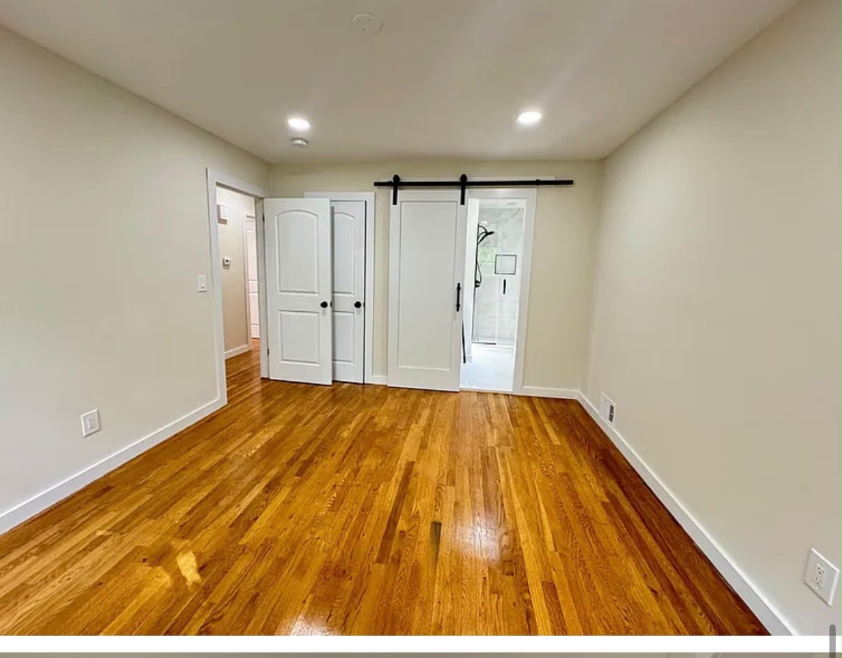 Casa residencial de dos  niveles con un garaje, primer piso