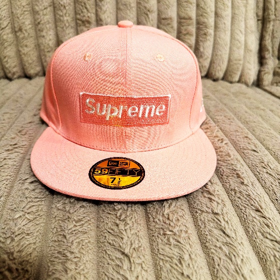 Gorra Supreme x New Era 59FIFTY Fitted Talle 7 1/2 Rosa
